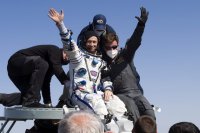Двама руски космонавти и американска астронавтка се завърнаха от МКС