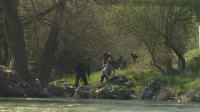 Доброволци почистват река Струма