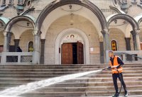 Мият пространствата около храмове и църкви за Великден (Снимки)