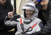 снимка 1 Добре дошли! Четирима астронавти от капсулата на "Спейс Екс" кацнаха на Земята