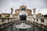 Показват в Рим трофея от Европейското по футбол