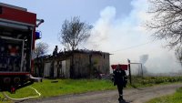 Три пожарни автомобила гасят голям пожар в Бургас
