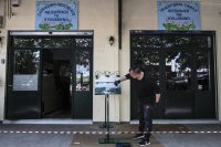 Гърция съкращава вечерния час и отваря заведенията на открито