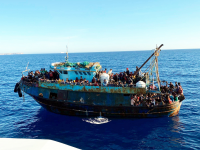400 мигранти остават на Лампедуза заради блокиран спасителен кораб