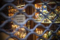 Магазините в Чехия отварят от днес