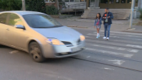 10-годишно дете за малко не беше отнесено от кола на "зебра" в София