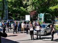 Близки на загиналите в катастрофата на Великден протестират пред Пловдивския съд