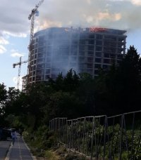 Голям пожар избухна в новостроящ се блок във Варна