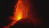 Вулканът Етна зрелищно изригна в Сицилия (ВИДЕО)