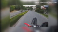 Моторист на задна гума едва не прегази полицай в центъра на Пловдив