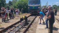 Пловдивчанин изтегли 84-тонен локомотив в опит за рекорд