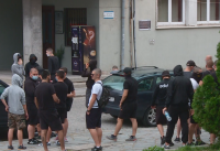 Футболни агитки опитаха да нахлуят на събитие на ЛГБТ организация в Пловдив