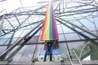 25-метрово знаме с цветовете на дъгата за София прайд (Снимки)