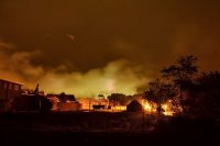 Голям пожар във фабрика за муниции в Сърбия, евакуирани са хора