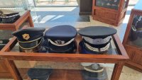 снимка 3 Полицай събира фуражки от цял свят, подреди изложба