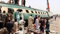снимка 1 Най-малко 63 са загиналите във влаковата катастрофа в Пакистан