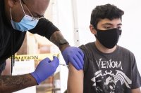 Великобритания одобри ваксината на "Пфайзер" за юноши