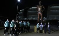 Националите на Аржентина почетоха Марадона със статуя