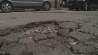 Огромни дупки тормозят шофьорите в русенски квартал