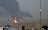 Огромен пожар в петролна рафинерия в Иран