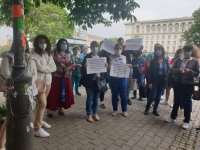 Протест пред Министерството на здравеопазването заради пенсионирането на проф. Кантарджиев