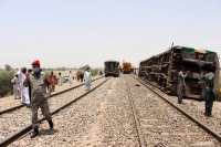 снимка 5 Най-малко 63 са загиналите във влаковата катастрофа в Пакистан