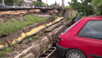 След пороя във Варна: Срутена подпорна стена и велоалея затрупаха 5 автомобила