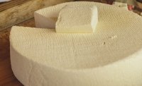 Разкриха незаконен цех за производство на сирене в Костенец