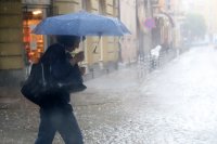 Пороен дъжд с градушка в столицата