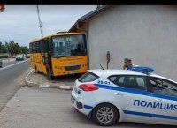 Училищен автобус се заби в къща, няма пострадали деца