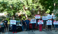 Близки на задържания полицай от Трето РПУ-Пловдив на протест пред съда