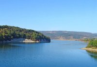 Язовир „Йовковци“ прелива, изпускат водата контролирано