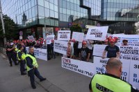 Служители от "Артекс" протестират под прозорците на ДНСК