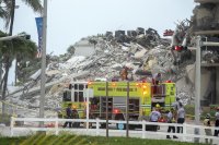 снимка 4 Извънредно положение в Маями заради рухналата сграда (Снимки)