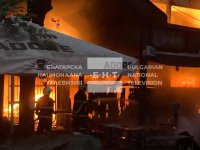 Пожар горя на Закрития пазар в Перник (Видео, снимки)