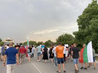 снимка 5 Жители на Брестовица блокираха път заради лошото качество на водата