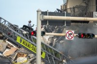 Извънредно положение в Маями заради рухналата сграда (Снимки)
