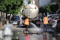Мият извънредно улиците в София заради жегите