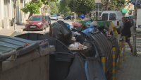 Страшна гледка и зловоние: Контейнерите за боклук във Варна преливат