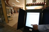 снимка 1 В метрото: Гласуваме пробно с машина преди изборите