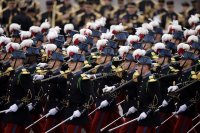 Франция отбелязва Деня на Бастилията с парад (Снимки)