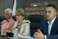 Министър Комитова: Няма да спираме строежа на АМ „Хемус”