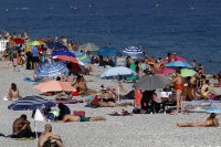 Франция ще ваксинира летовници по плажовете