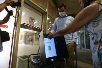 снимка 2 В метрото: Гласуваме пробно с машина преди изборите