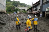 Кално свлачище отнесе къщи в Япония (Снимки)