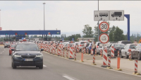 Опашки от автомобили по границите на Сърбия