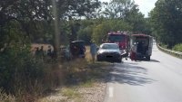 Тежък инцидент: Момиче на 15 загина, след като 17-годишна шофьорка без книжка се заби в дърво