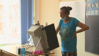 Жена от Каменар гласува близо час