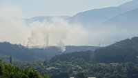 Все още тлее пожарът на сметището край Дупница