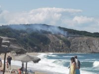 Пожар гори над плажа Велека